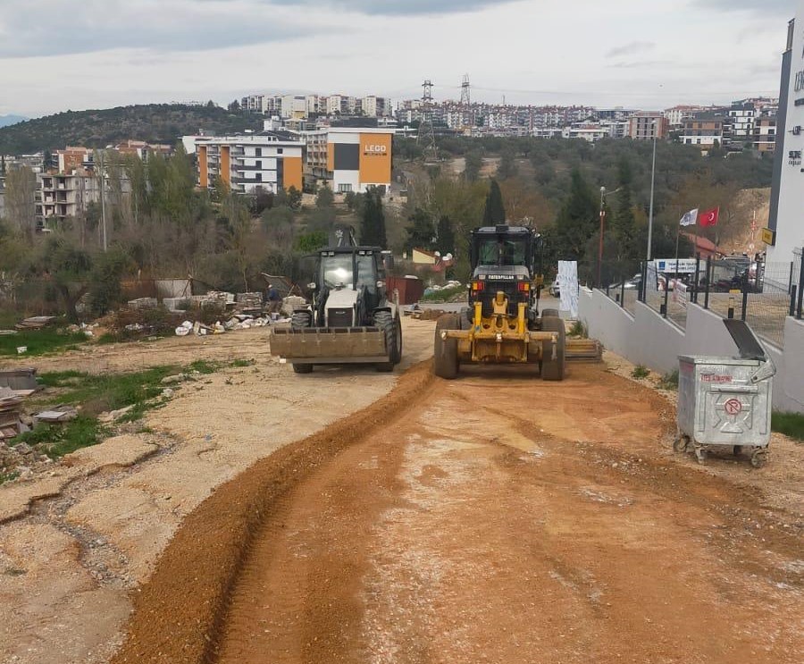 Büyükşehir Belediyesi, Kuşadası’nın yollarını yenilemeyi sürdürüyor