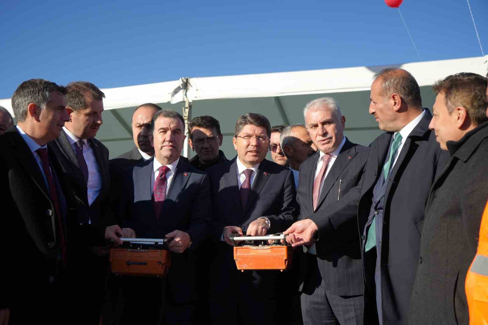 Bakan Tunç: "Yargıyı birilerinin arka bahçesi olmaktan çıkardık, darbeciden kurtardık, milletin yargısı haline getirdik"
