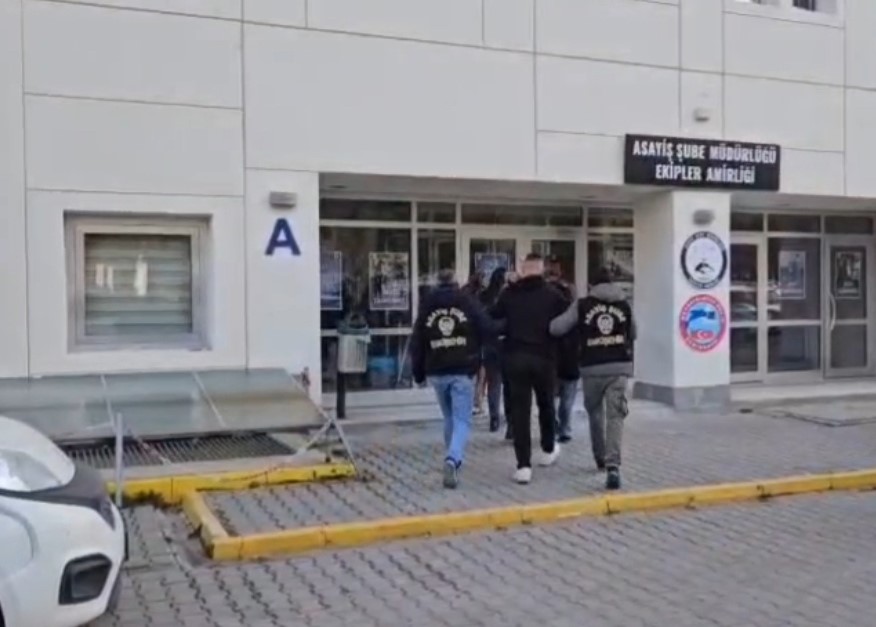 Evden 15 gram altın çalan 3 şüpheli yakalandı