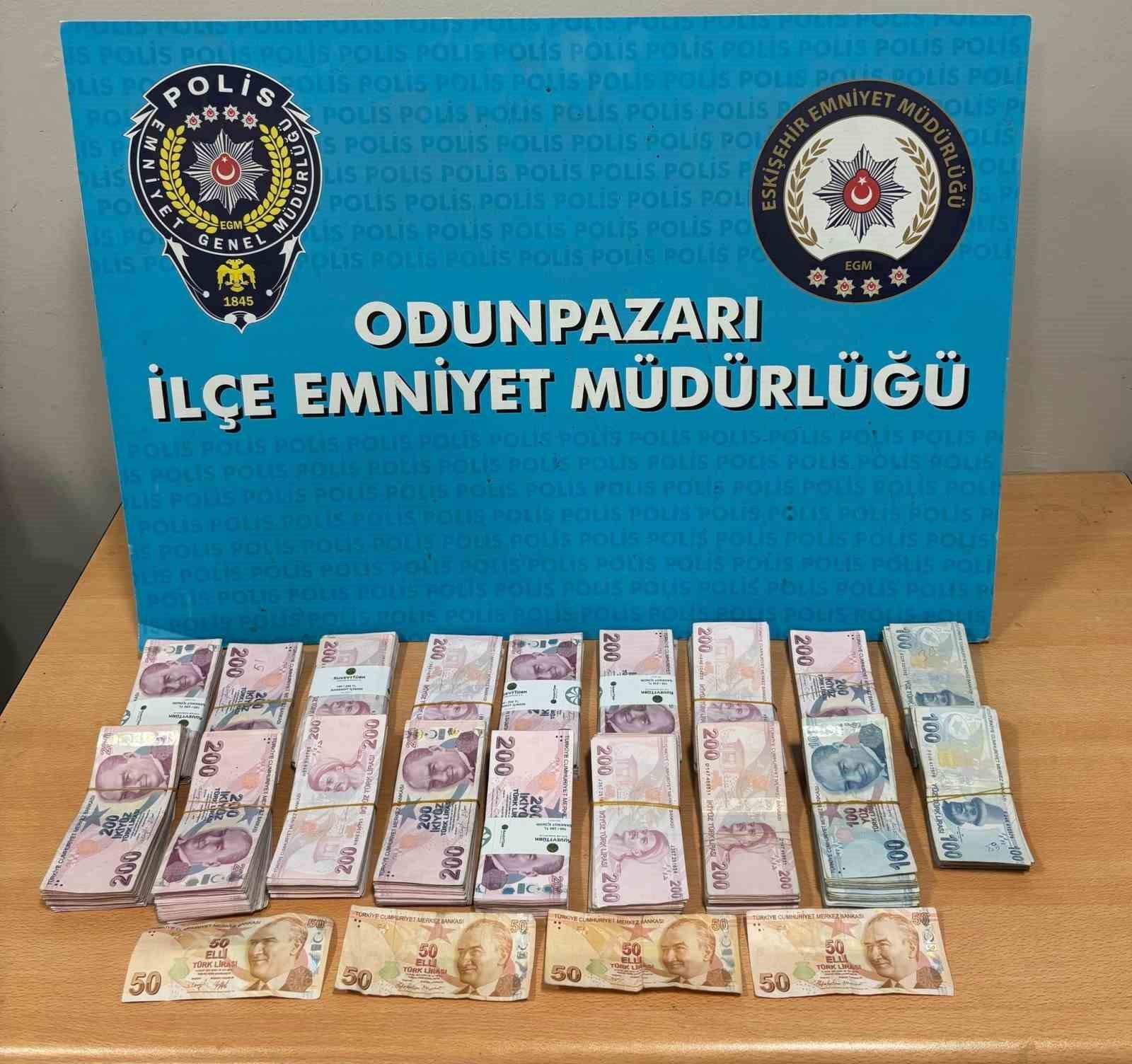 Kendini polis olarak tanıtıp 316 bin 700 TL’lik ziynet eşyasını dolandırdı, kısa sürede yakalandı