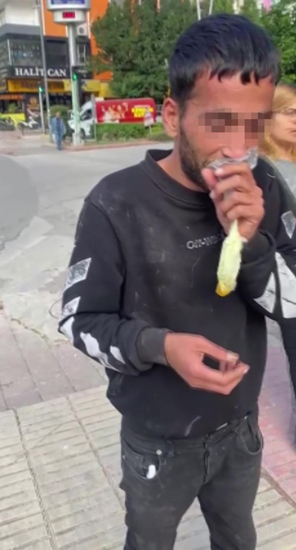 Caddede güpegündüz bali çekip kendinden geçti
