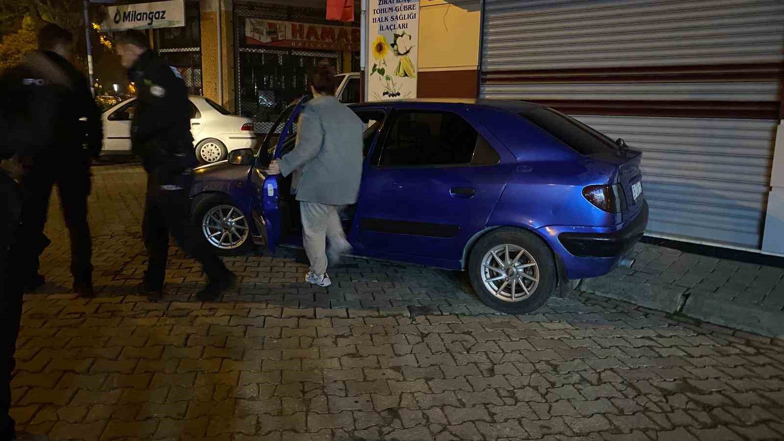 Alkolün etkisi ile araçta sızdı, vatandaşlar hayatından endişe etti
