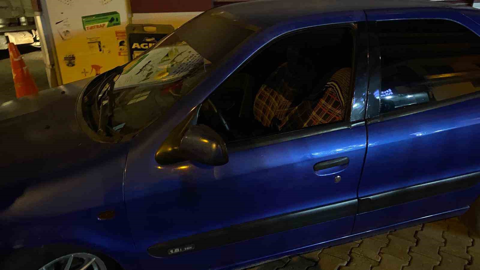 Alkolün etkisi ile araçta sızdı, vatandaşlar hayatından endişe etti
