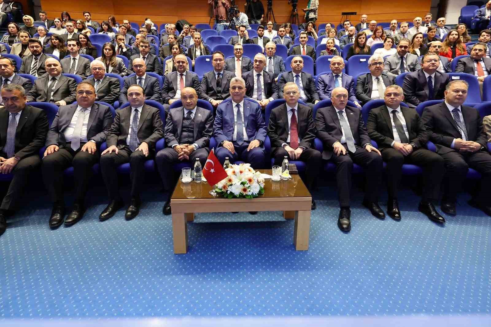 Bakan Bolat: "Kasımda ihracatımız, olumsuz takvim etkisine rağmen yüzde 2,2 artışla 22,7 milyar dolar olarak gerçekleşti"
