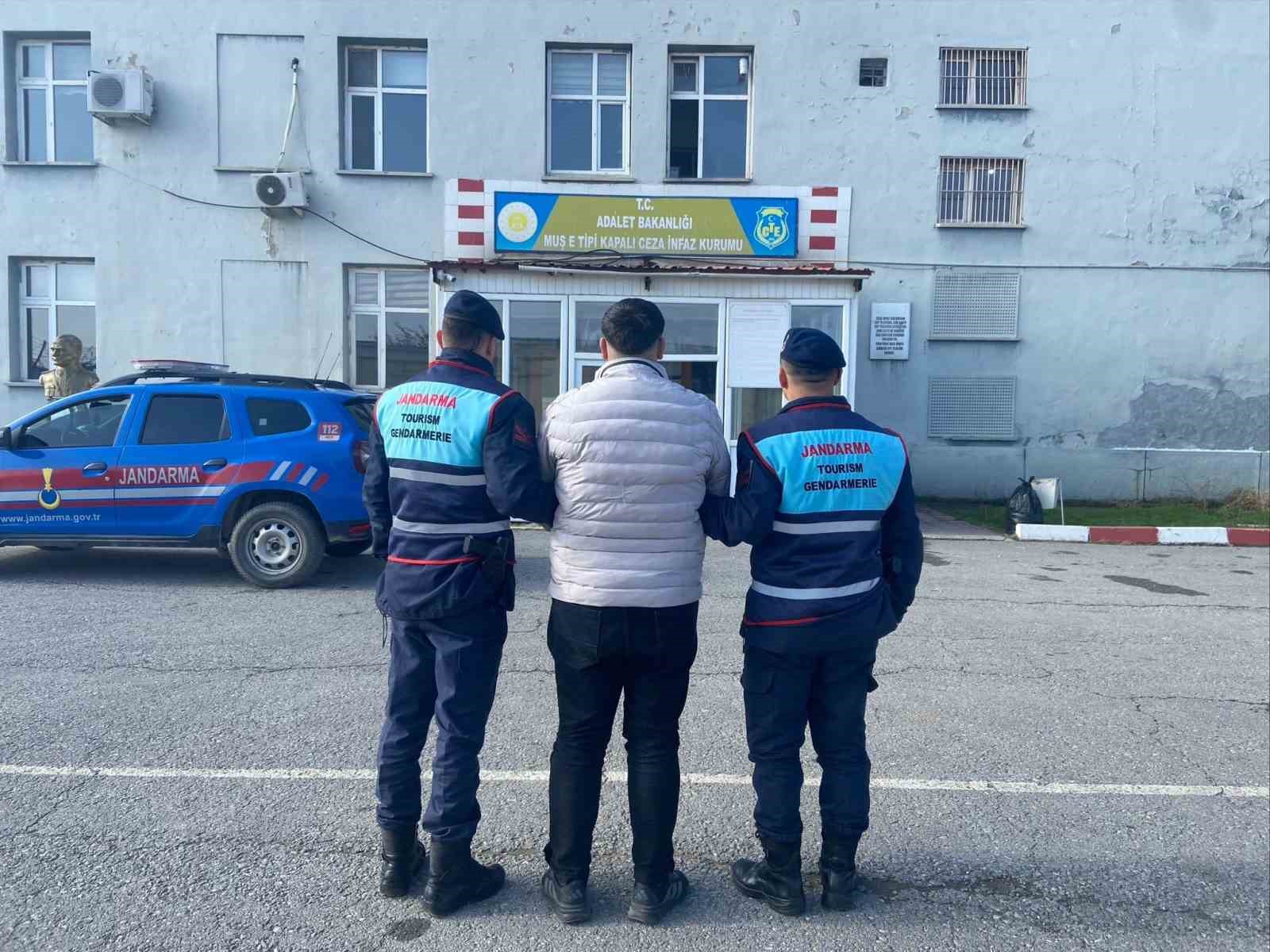 Muş’ta dolandırıcılık suçundan aranan hükümlü yakalandı