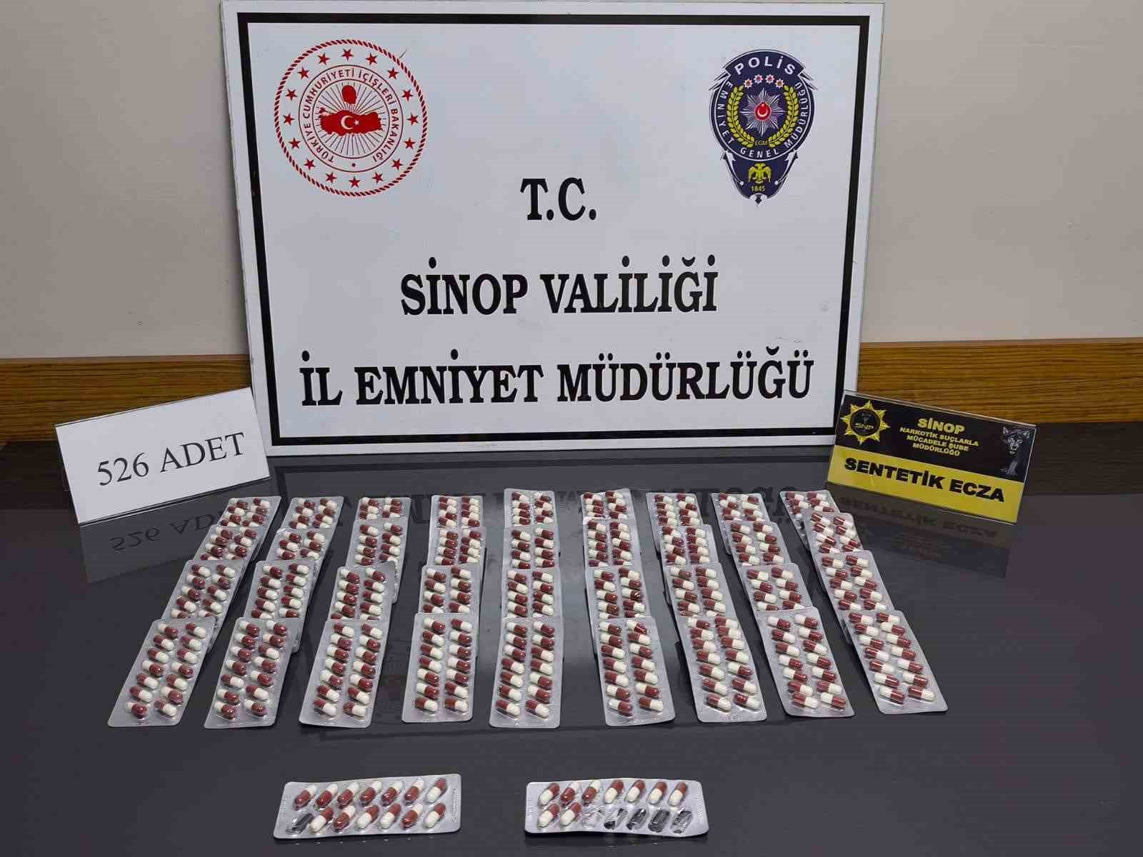 Sinop’ta zehir tacirlerine darbe: 526 sentetik ecza ile yakalanan 2 şüpheli tutuklandı