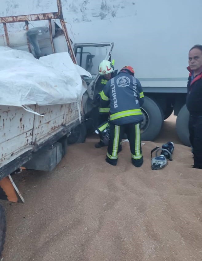 Yoldan çıkan sürücü seyir halindeki tıra çarptı
