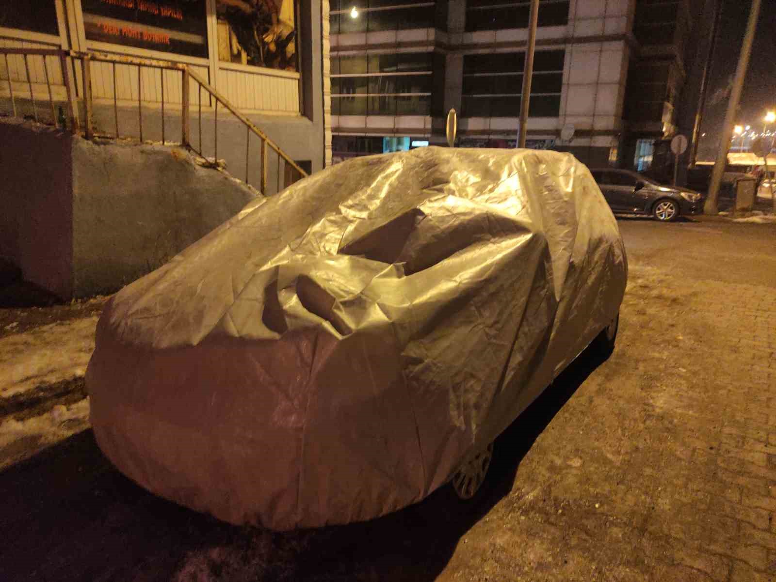 Dondurucu soğuklara karşı araçlar battaniye ve brandayla korunuyor
