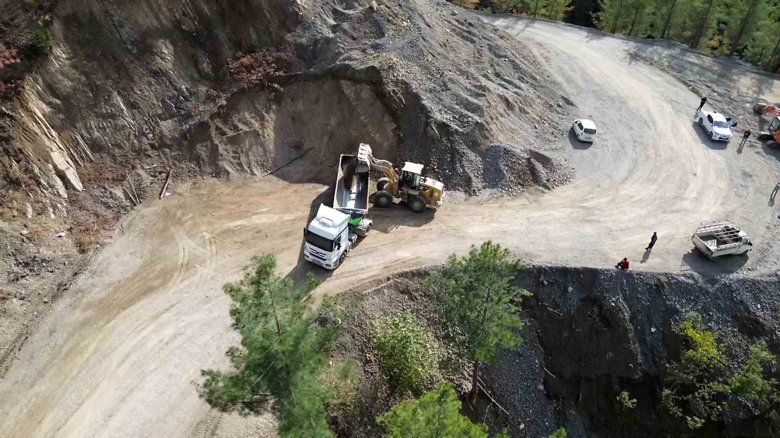 Adana’da yol yapım mücadelesi, patlama anı film sahnesini aratmadı

