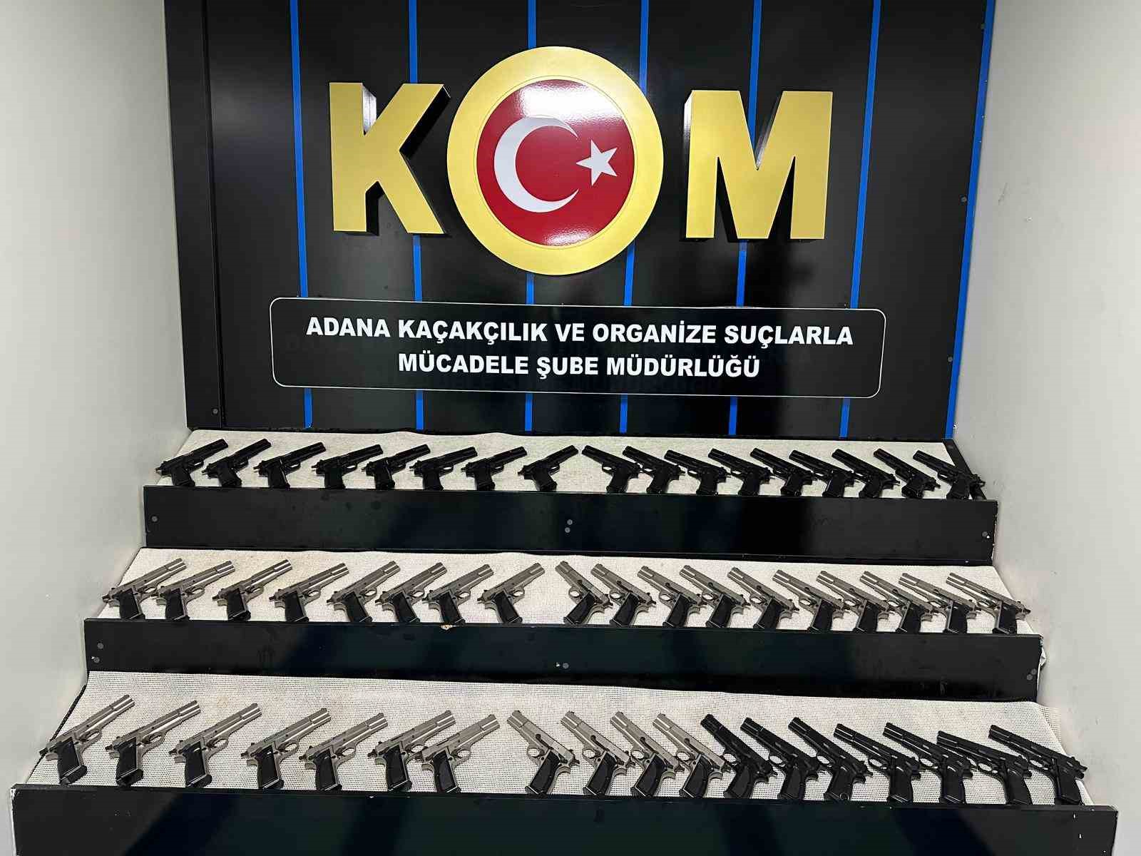 Adana’daki suç örgütlerine silah getiren 2 şüpheli tutuklandı: 53 tabanca ele geçirildi