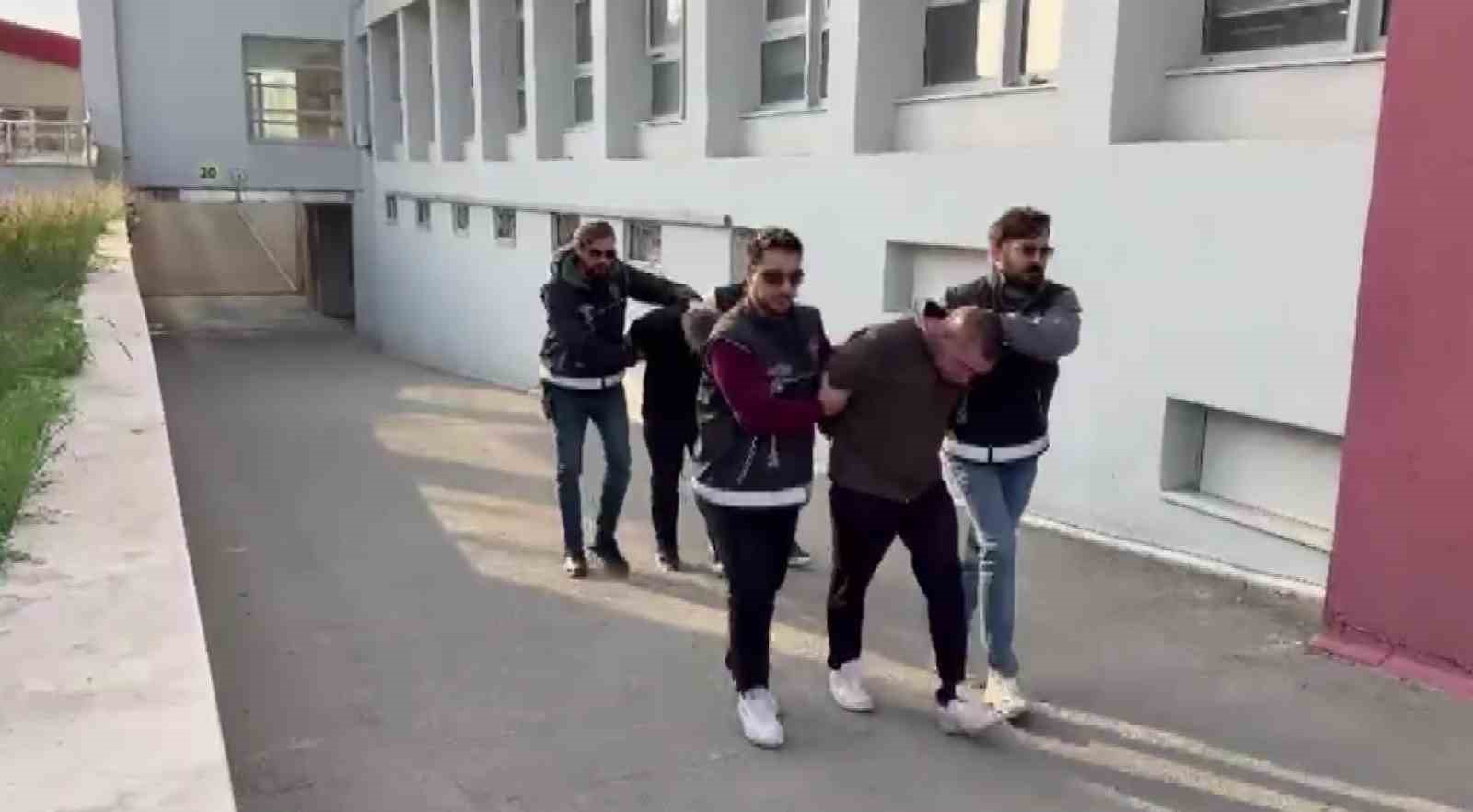 Adana’daki suç örgütlerine silah getiren 2 şüpheli tutuklandı: 53 tabanca ele geçirildi
