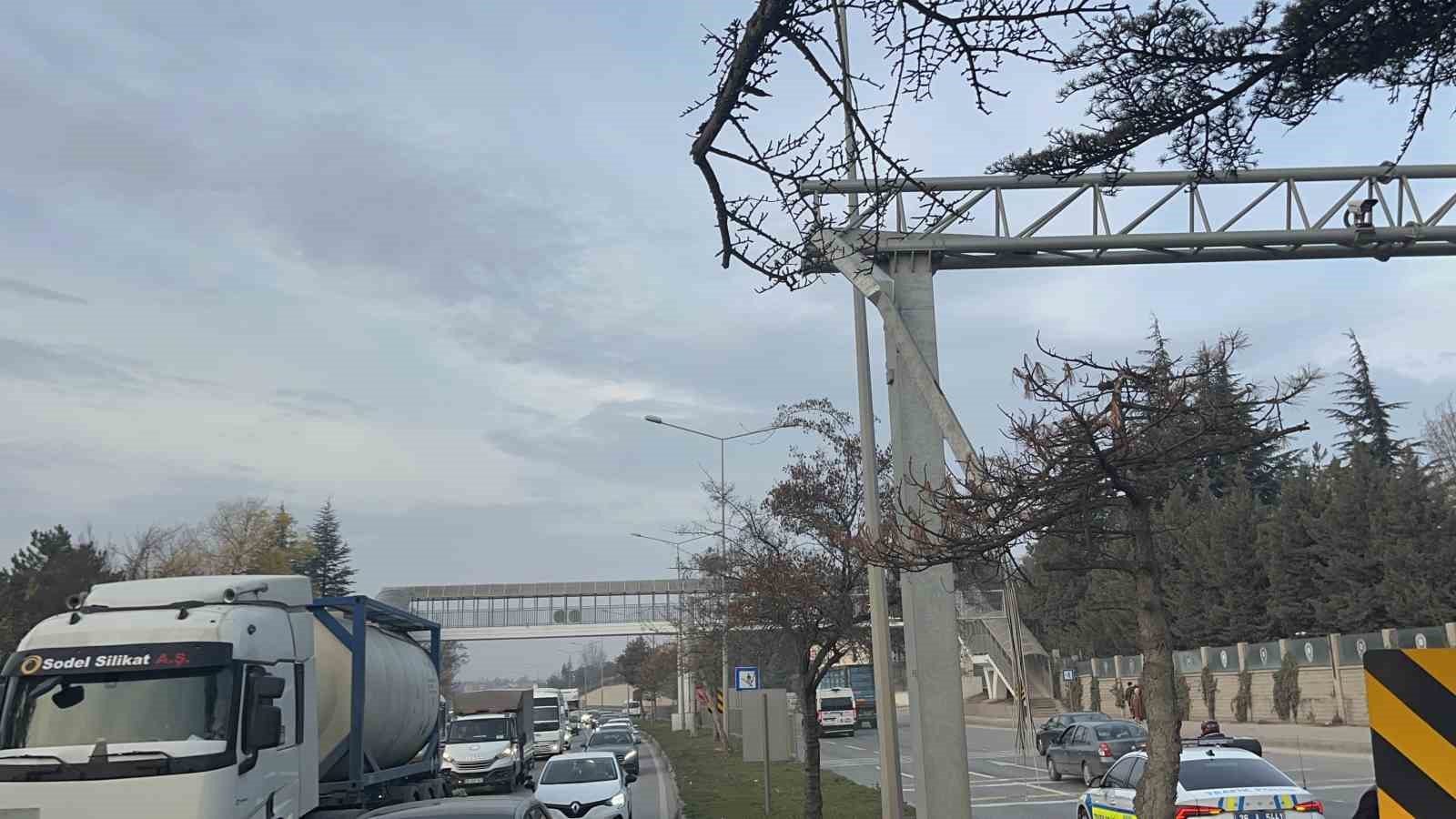 Damperi açık tır PTS direğini devirdi, facia kıl payı atlatıldı
