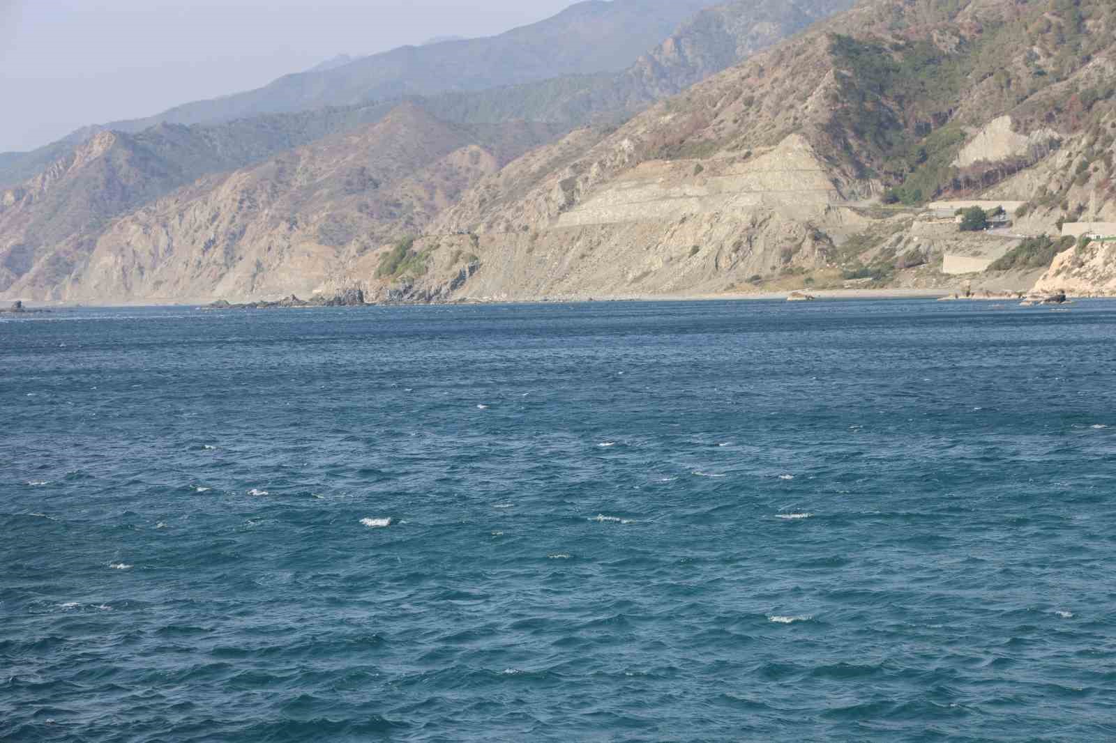 Teknesi denizde bulunan kayıp balıkçı 3 gündür Akdeniz’de aranıyor
