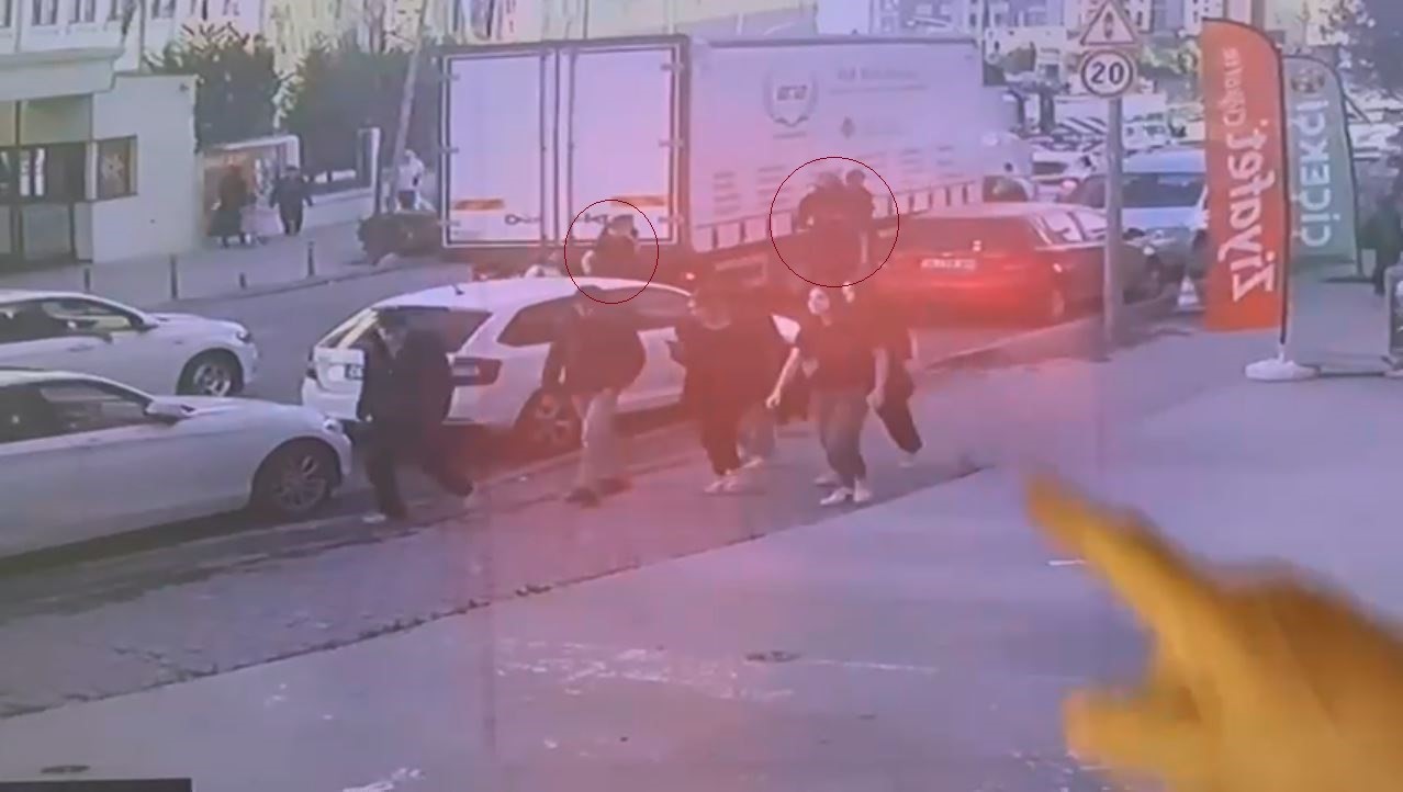 Beylikdüzü’nde okul çıkışında dehşeti yaşadılar: Ters yönden gelen scooter, kadına ve çocuğa çarptı; o anlar kamerada