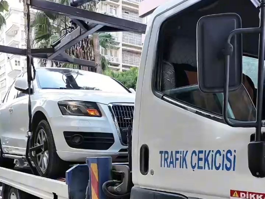 Adana’da engelli park yerlerine araçlarını koyan sürücülere ceza kesildi