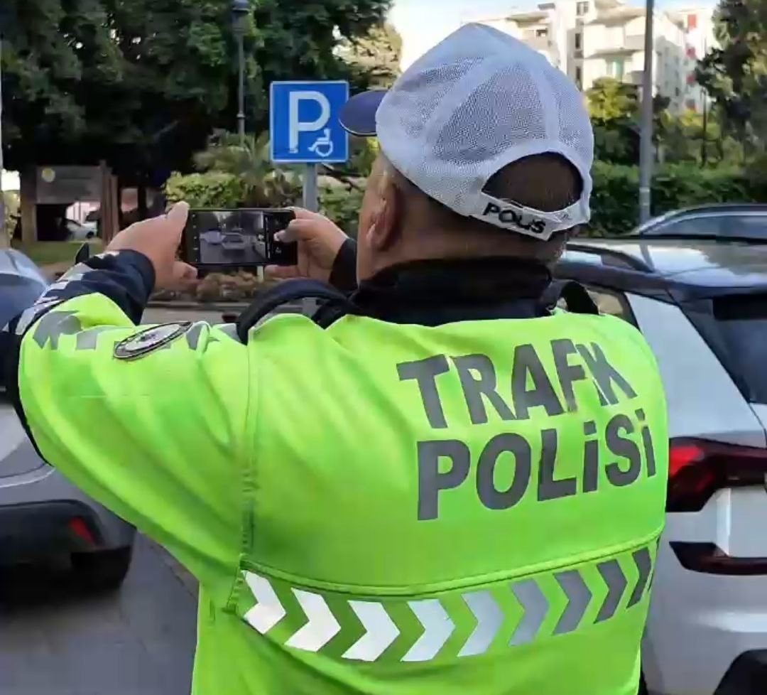 Adana’da engelli park yerlerine araçlarını koyan sürücülere ceza kesildi
