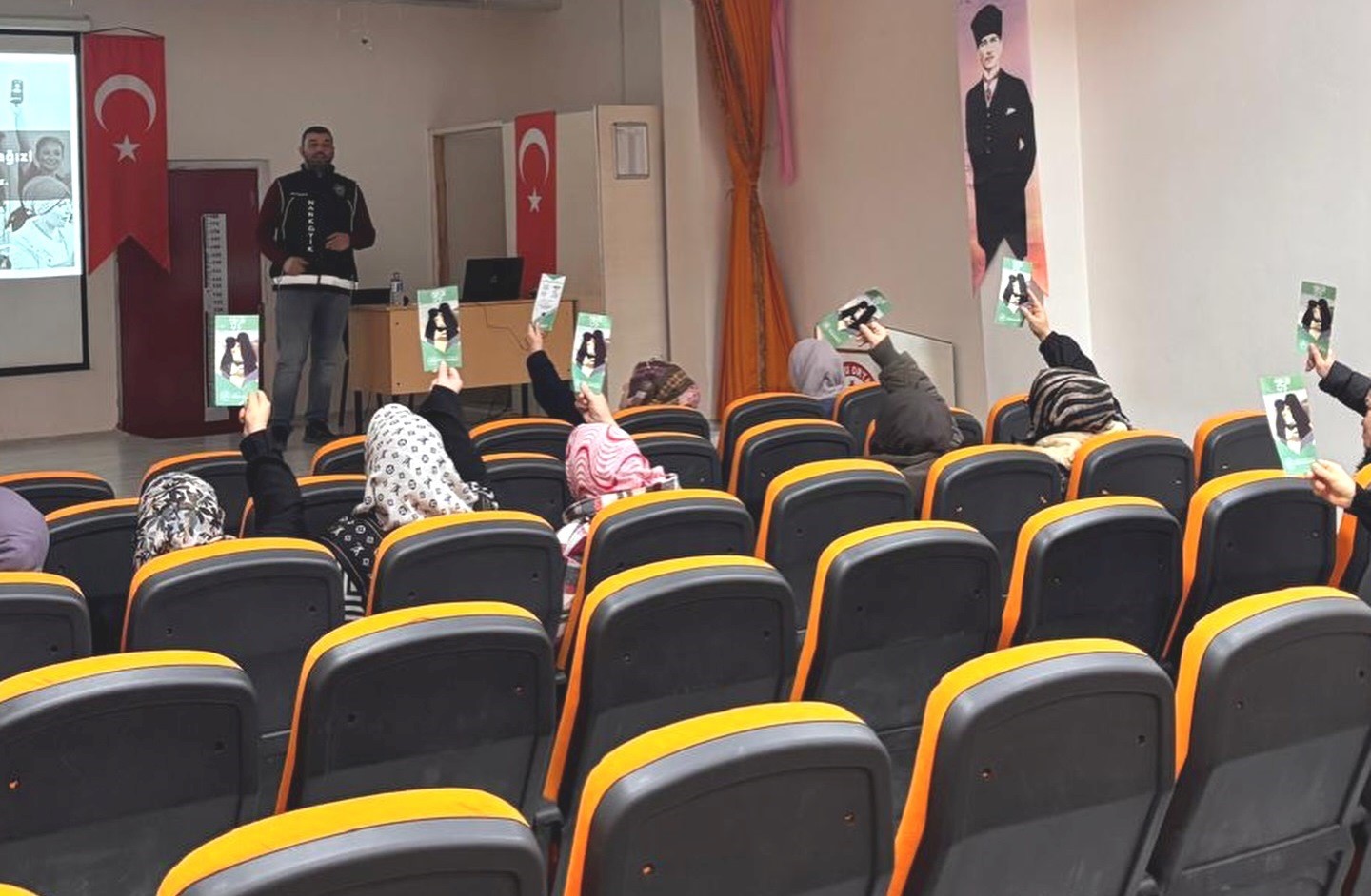 Emet ve Hisarcık’ta uyuşturucu ve uyarıcı madde kullanımının engellenmesine yönelik eğitim
