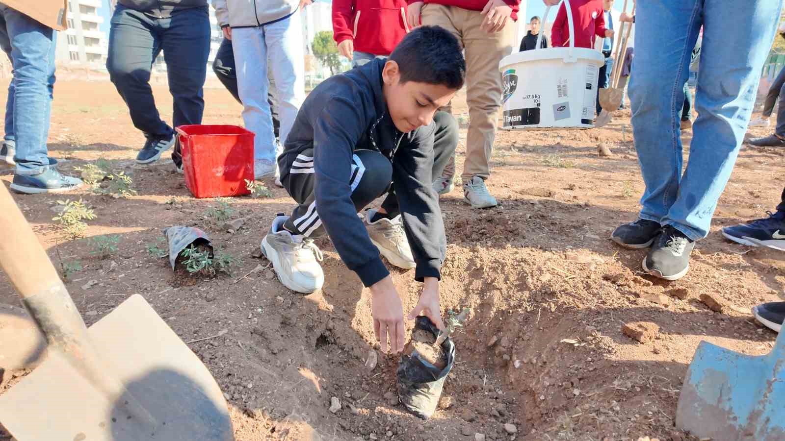 Şanlıurfa’da &quot;Yeşeren Okullar Projesi&quot; ile fidanlar toprakla buluştu