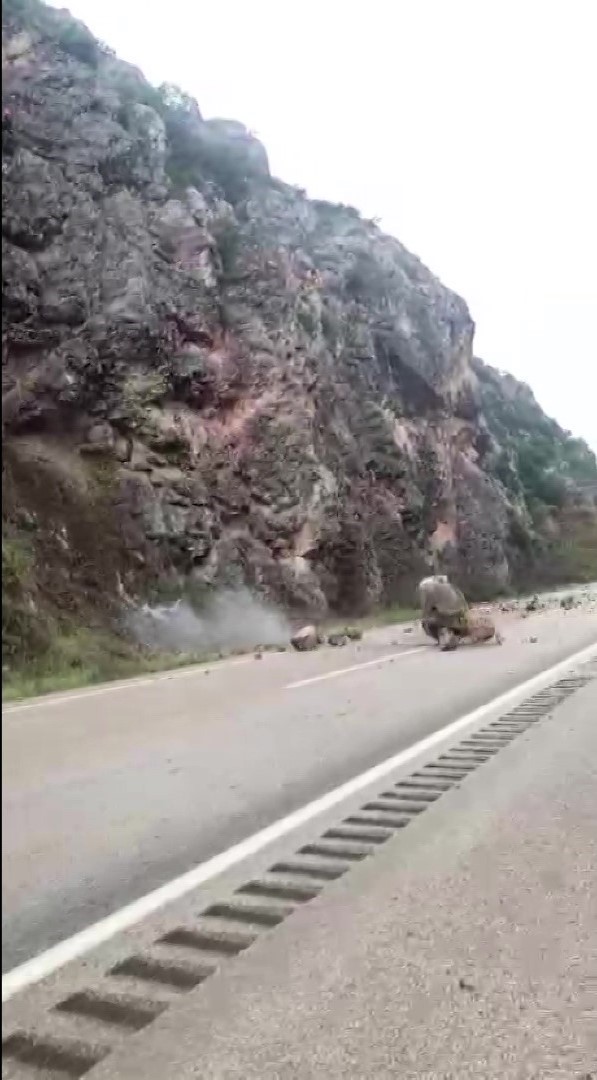 Amasya’da riskli kaya parçaları sökülerek yola düşürüldü, hummalı çalışma dronla görüntülendi

