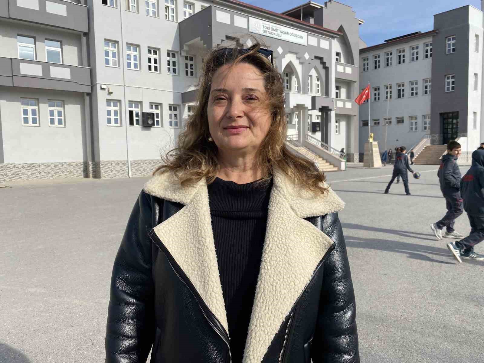 Nefessiz kalan öğrenci öğretmenin hızlı müdahalesi ile ölümden döndü
