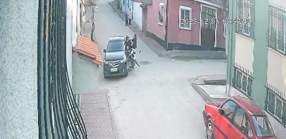 Motosiklete çarpan araç hızla kaçtı, 2 kişinin havada takla atması kameraya yansıdı
