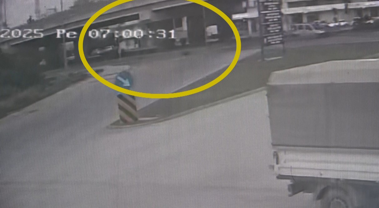 Hafif ticari aracın çarptığı yaya yola savruldu, kaza anı güvenlik kamerasına yansıdı
