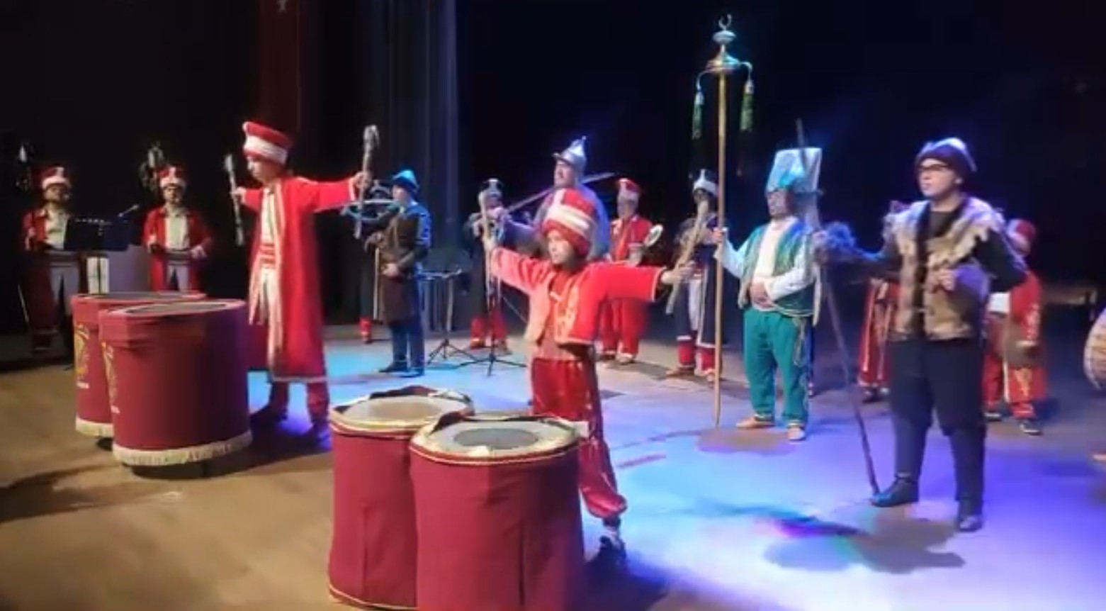 Mehteranda kösü düşmana vurur gibi vuran genç sosyal medyayı salladı
