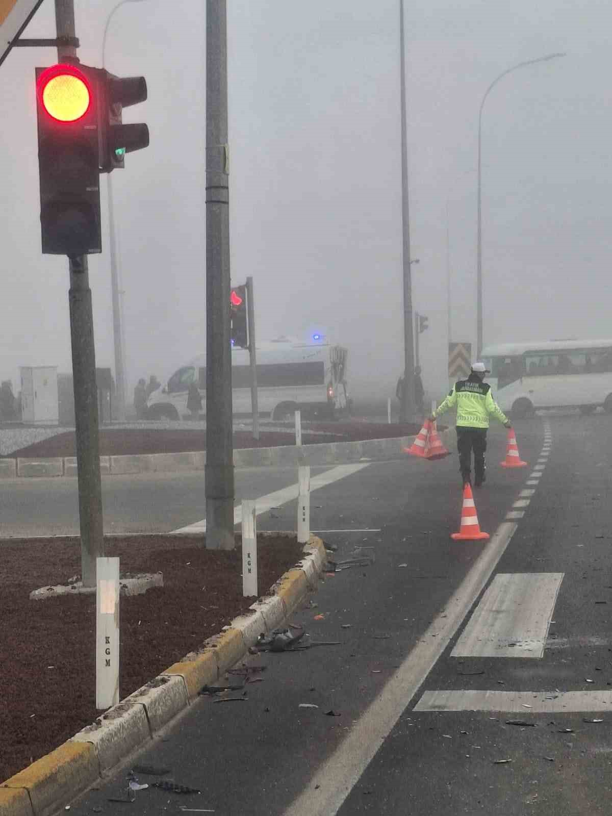 Öğrenci servisi, tır ve hafif ticari aracın karıştığı kazada 20 kişi yaralandı
