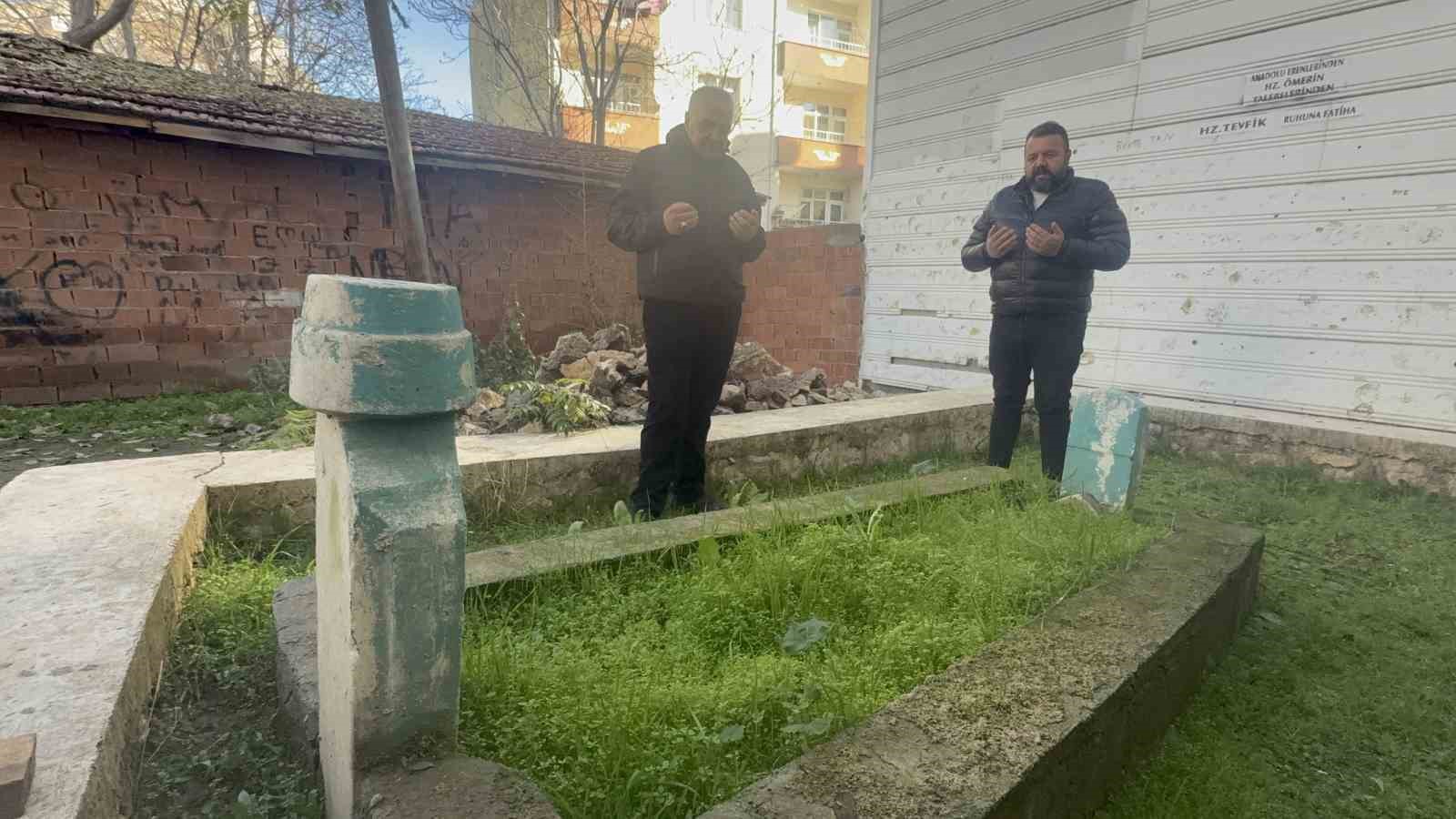 Binalar arasında kalan türbe unutulmaya yüz tuttu