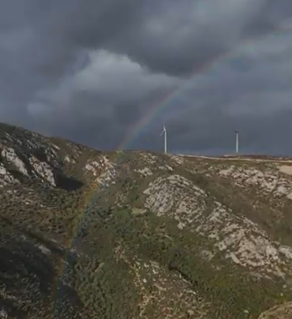 Çocukluk hayali olan gökkuşağının altından dronla geçmeyi denedi
