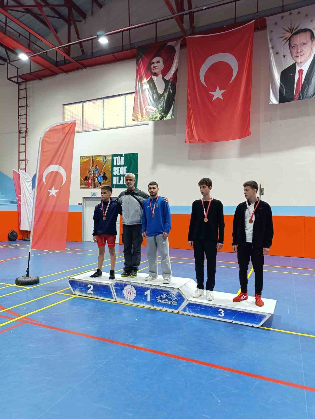 Mudanya Anadolu İmam Hatip Lisesi, güreşte zirveye oturdu
