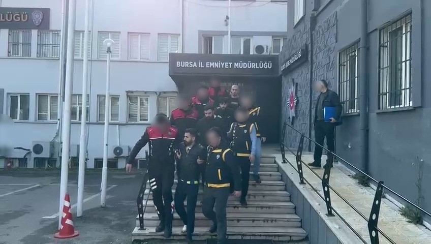 Bursa’da ‘servis açmadınız’ diye silahlı saldırı düzenleyip 6 kişiyi yaralayan şüphelilere operasyon : 10 şüpheli gözaltına alındı
