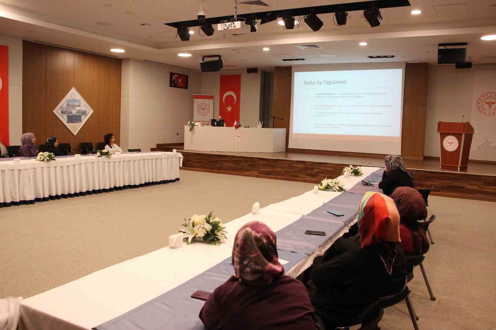 Elazığ’da sağlık personeline kuduz riskli temas ve aşı profilaksisi eğitimi