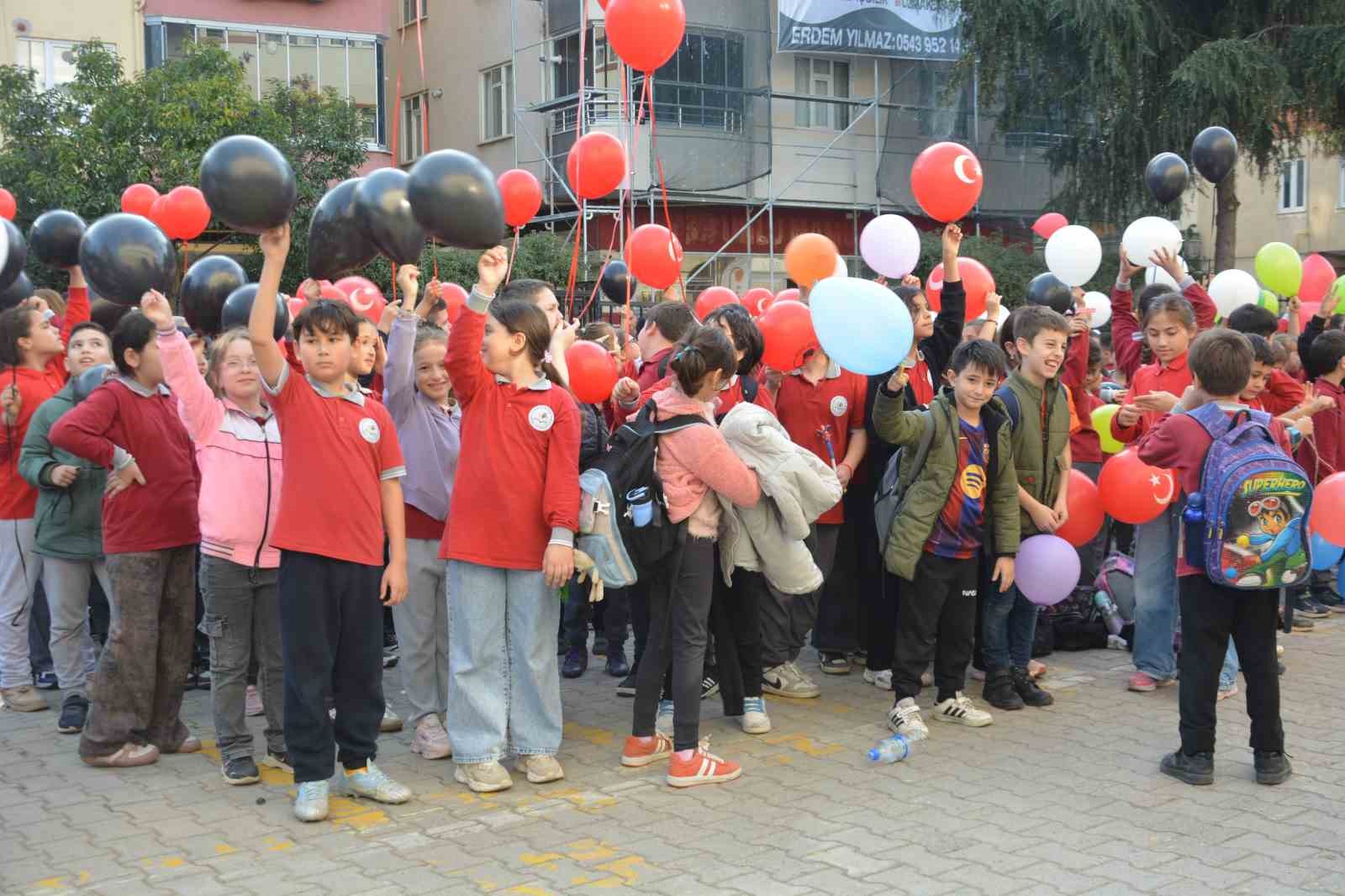 Gazze ve Doğu Türkistan’daki çocukların özgürlüğü için gökyüzüne 787 balon bırakıldı