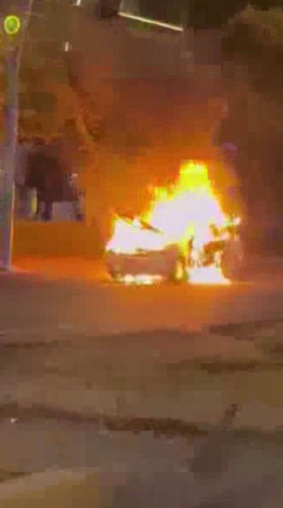 Diyarbakır’da seyir halindeki otomobil alev topuna döndü
