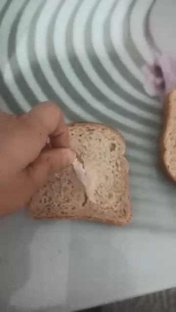 Elazığ’da ekmeğin içerisinden poşet çıktı
