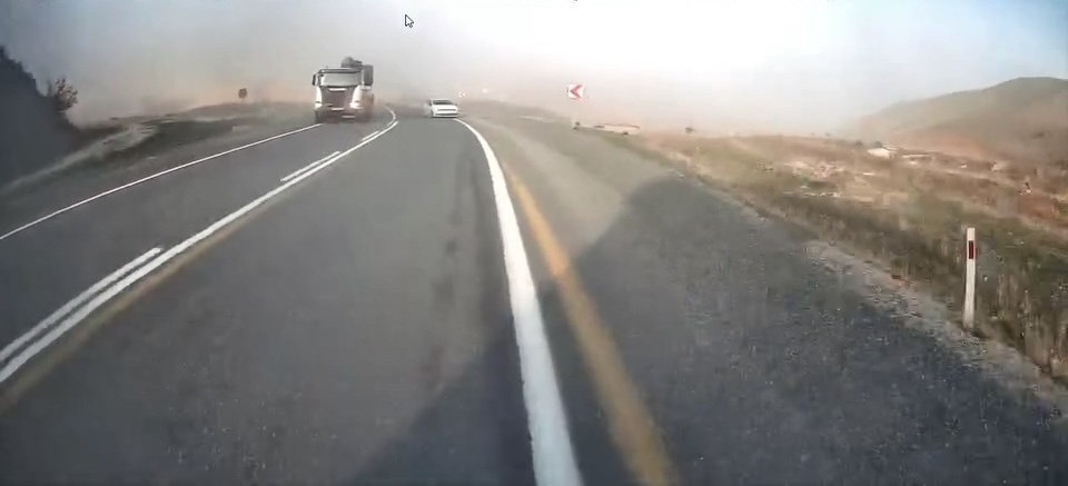 Elazığ’da otomobilin hatalı sollaması kazaya davetiye çıkardı