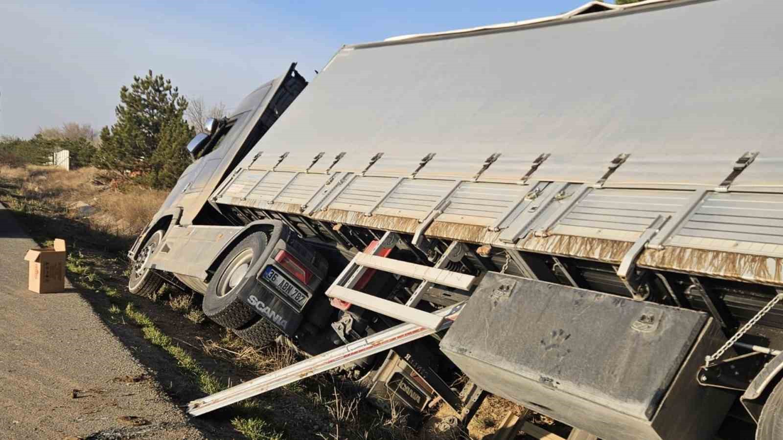 Kırıkkale’de tır devrildi: 5 büyükbaş hayvan telef oldu
