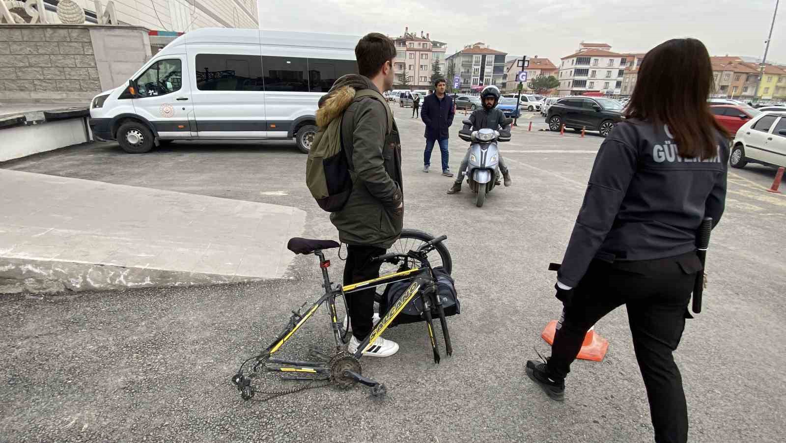 Bisikletin kilidini açamayınca tekerini söküp çaldılar