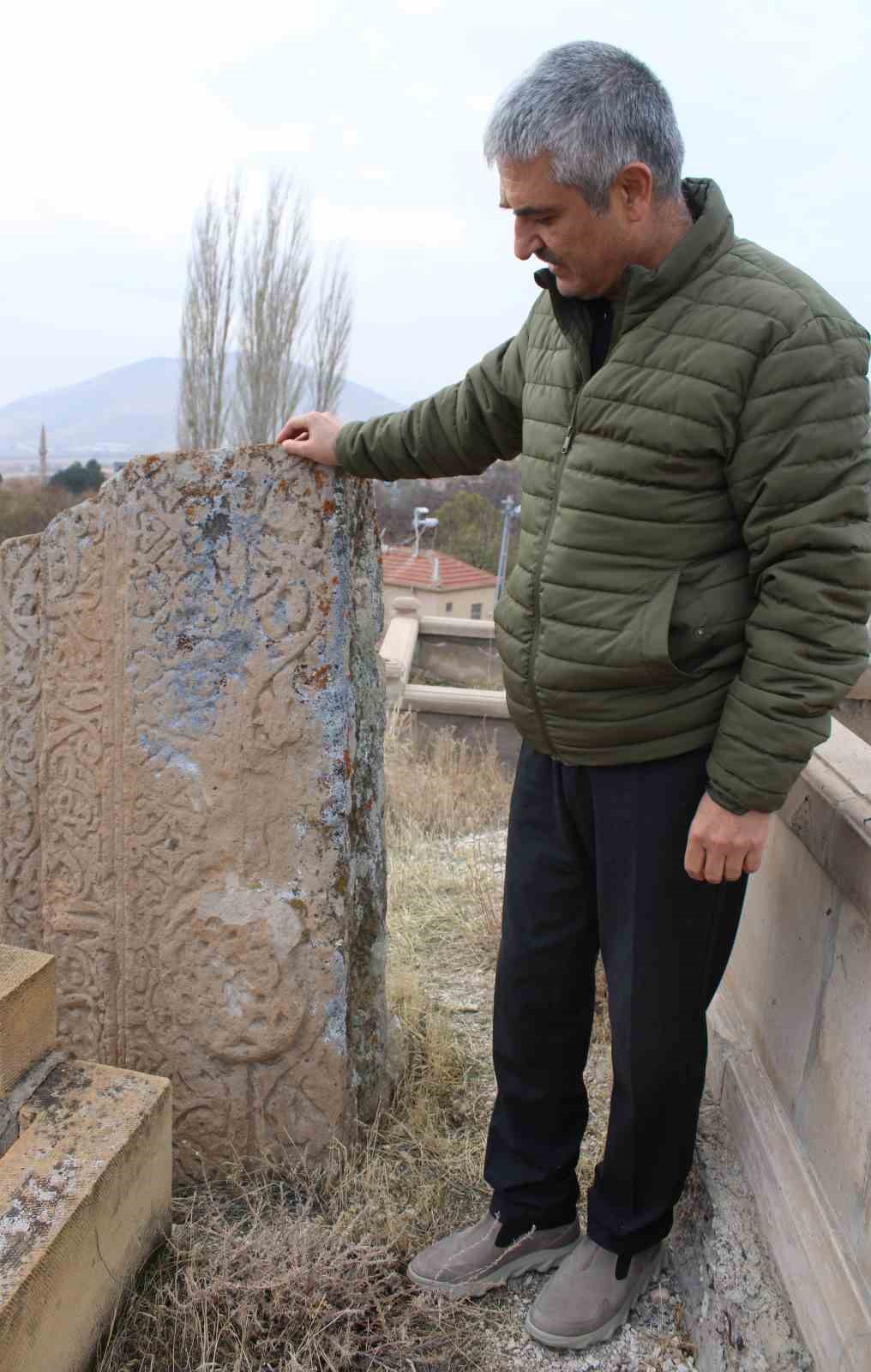 Mezarlıktaki esrarengiz taş
