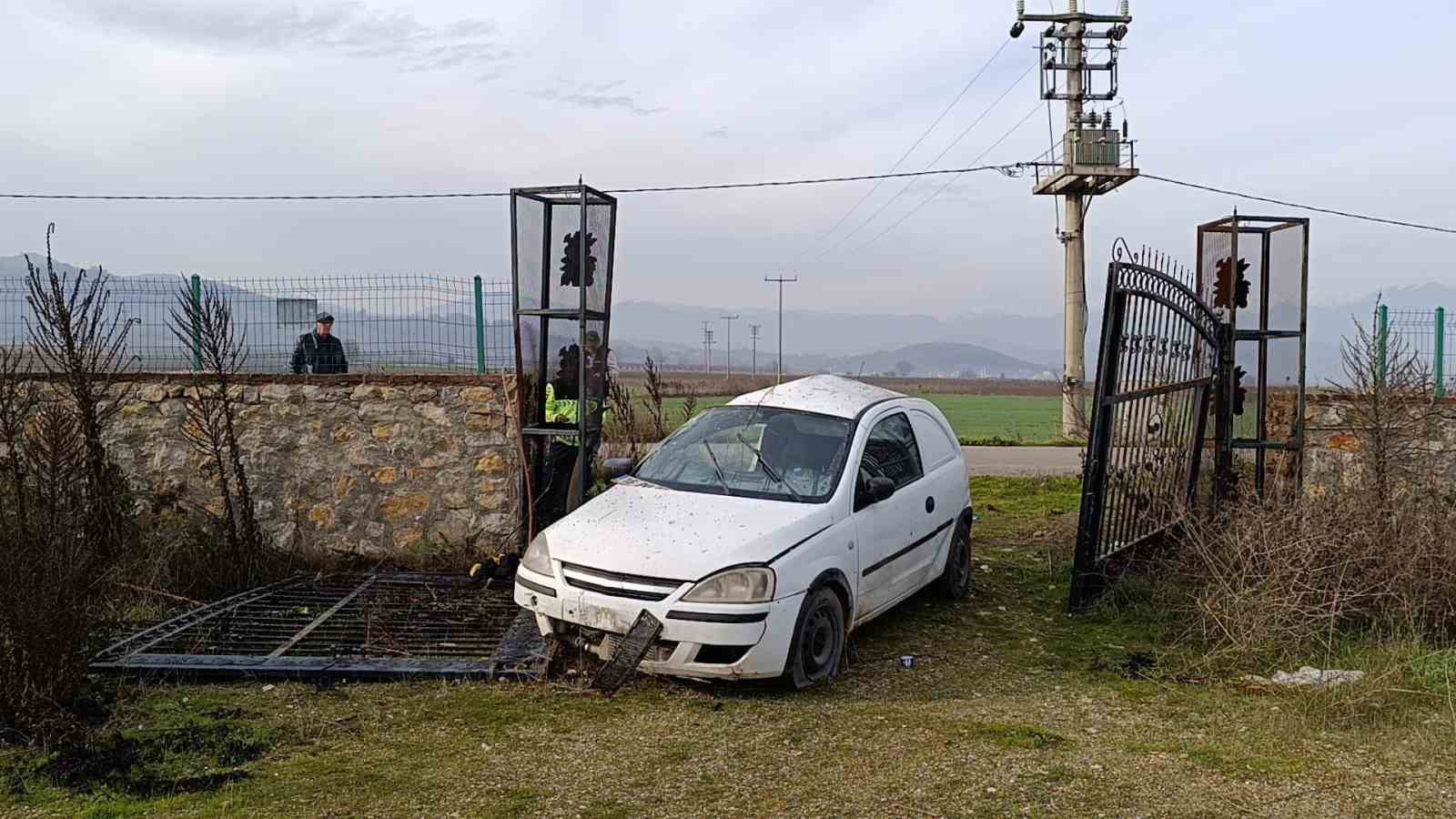 Kaza sonrası otomobilde bayılan sürücü donmak üzereyken bulundu
