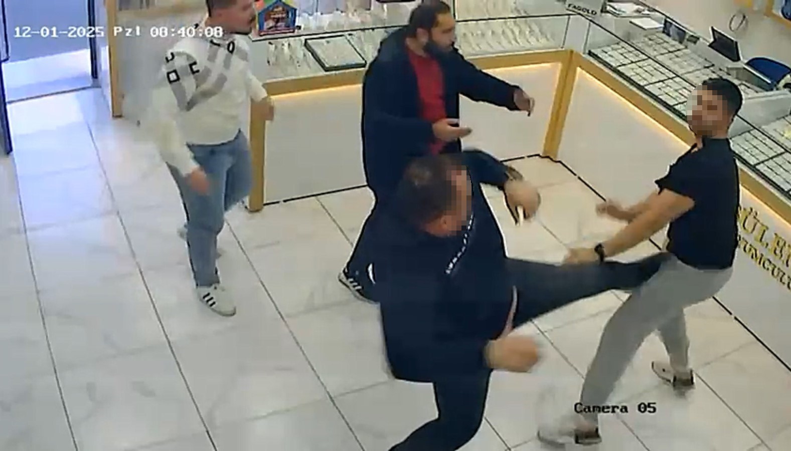 İzmir'in Menderes ilçesinde müşteri yüzünden tartışan kuyumcular birbirine girdi. Kuyumcuyu basan komşu kuyumcular, tekme ve tokatlarla çalışana saldırdı; çalışan da aynı şekilde karşılık verdi. Taraflar birbirinden şikayetçi oldu.