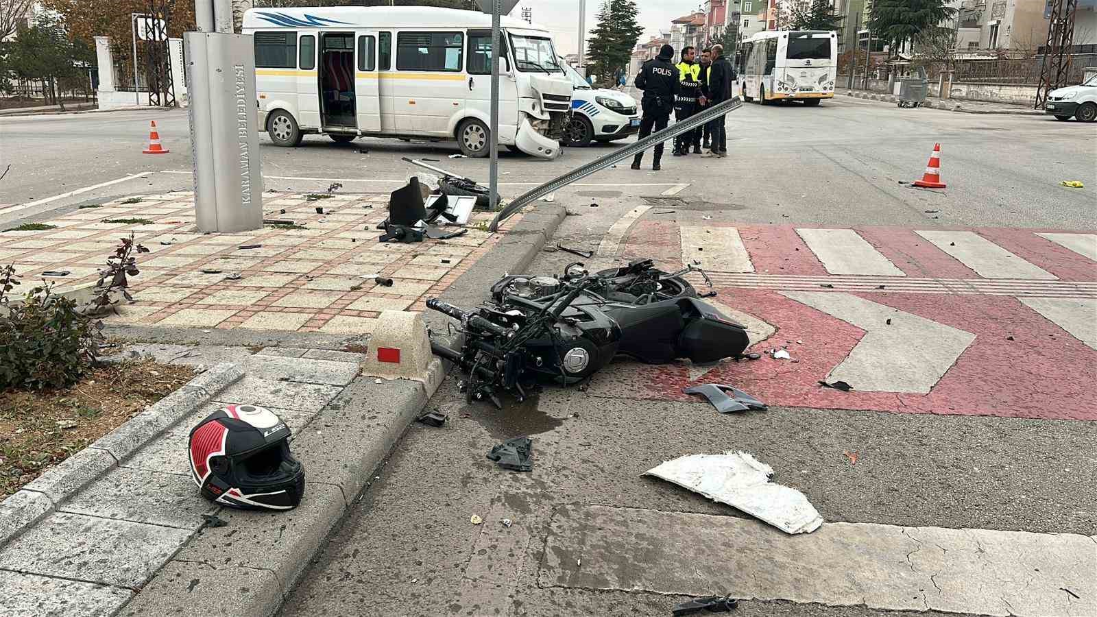 Kazada parçalanan motosikletin sürücüsü ağır yaralandı