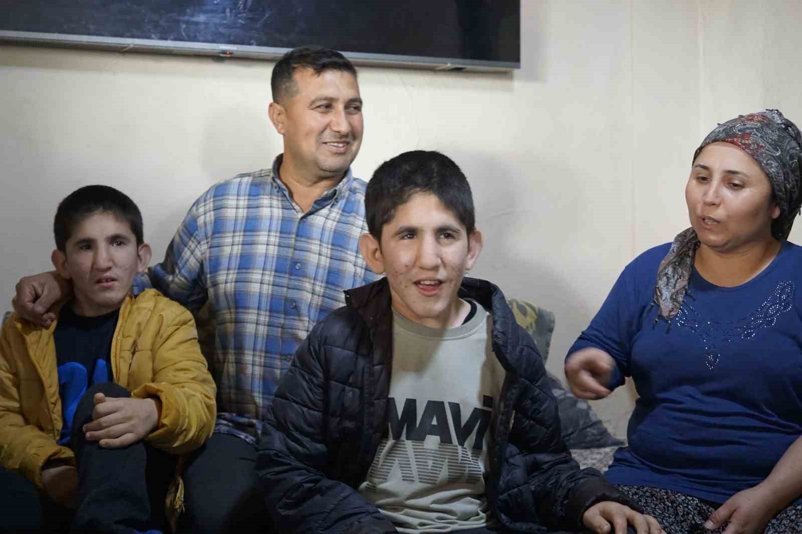 13 yaşındaki ikizler Kromozom 4q Delesyon Sendromu ile mücadele ediyor
