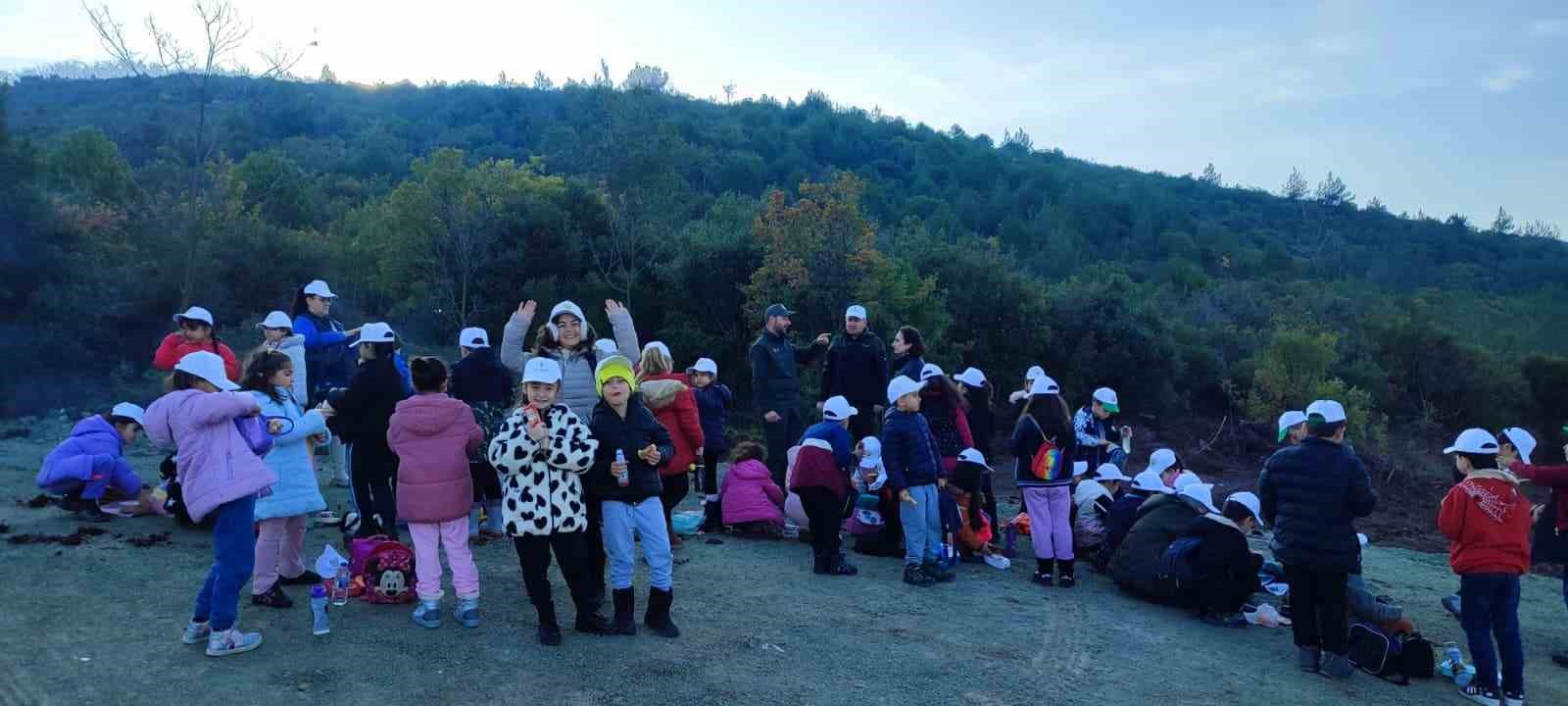 Vefat eden öğretmenleri için fidan diktiler

