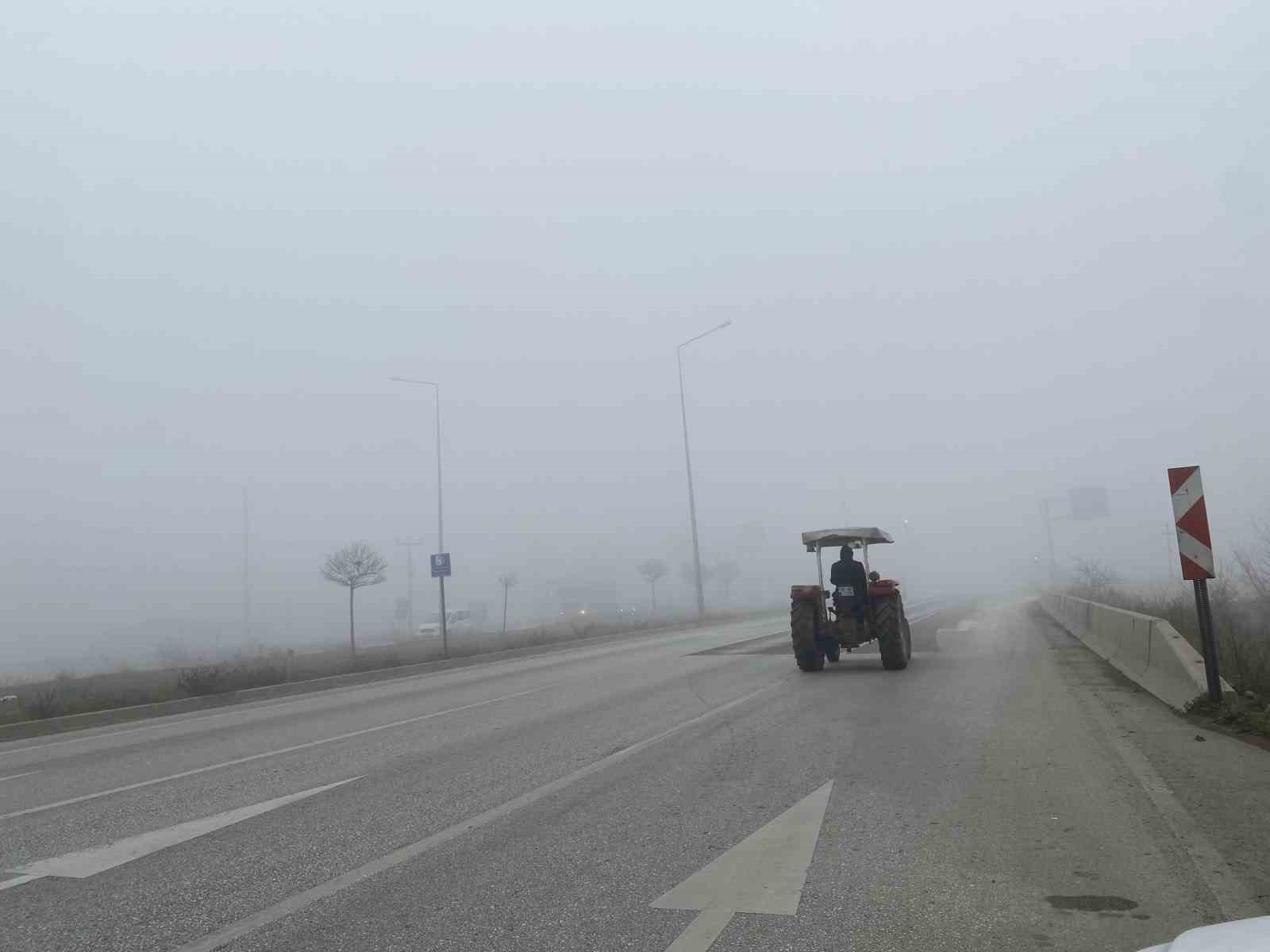Çorum’da yoğun sis ulaşımı olumsuz etkiledi: Görüş mesafesi 30 metreye kadar düştü
