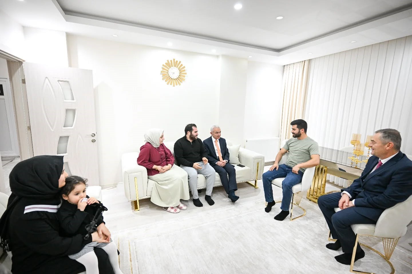 Kırklareli Valisi Turan devlet desteğiyle evlenen genç çiftlere misafir oldu