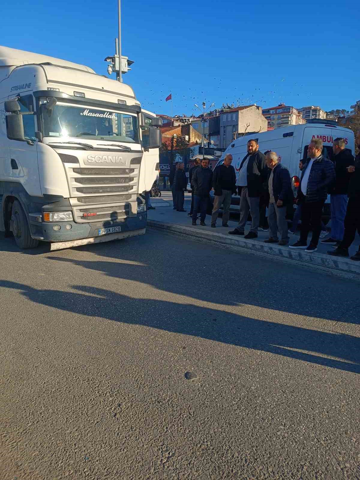 Alaplı’da karşı yola geçmeye çalışan çocuğa tır çarptı: 1 yaralı