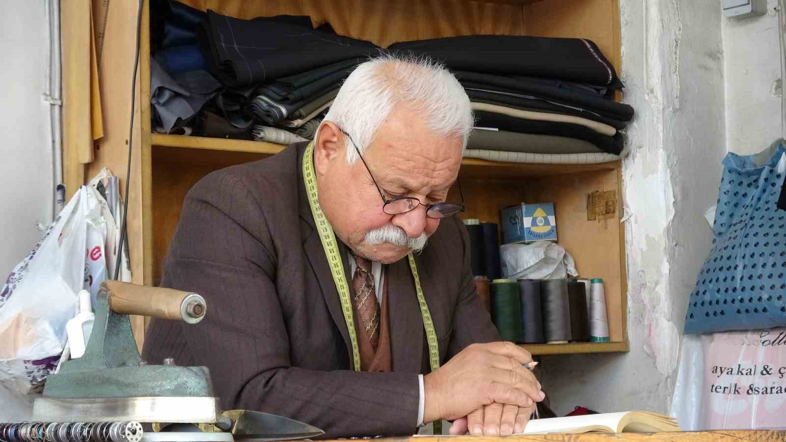 Gaziantep’te 67 yaşındaki terzi ustası, elinden kitabı düşürmüyor
