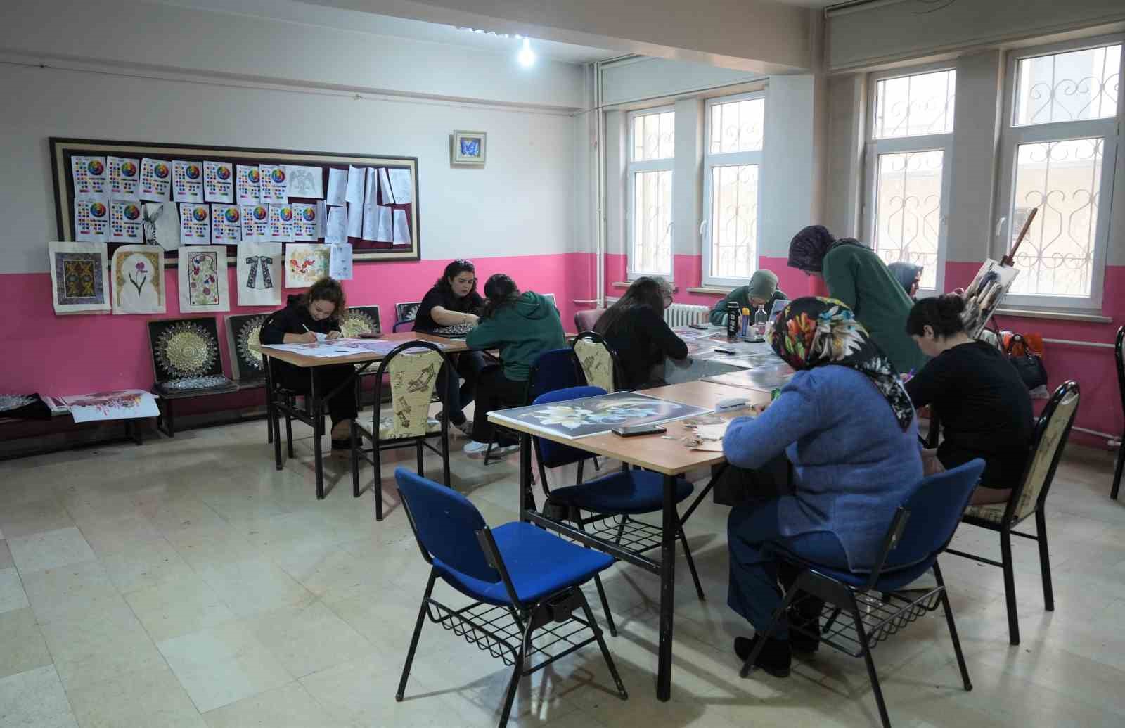 Muş’ta kadınlar kâğıt rölyef kursuyla aile bütçesine katkı sağlıyor
